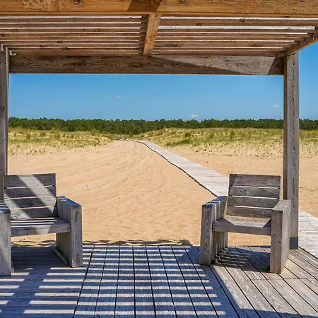 Beach Front Home In La Faute-Sur-Mer Casa de Férias